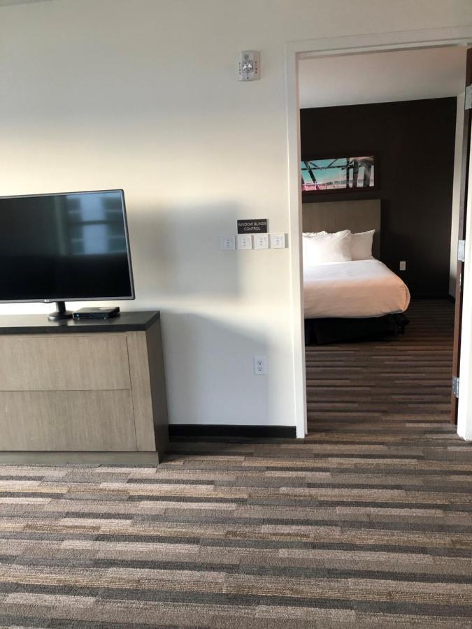 One-Bedroom King Suite Kitchen