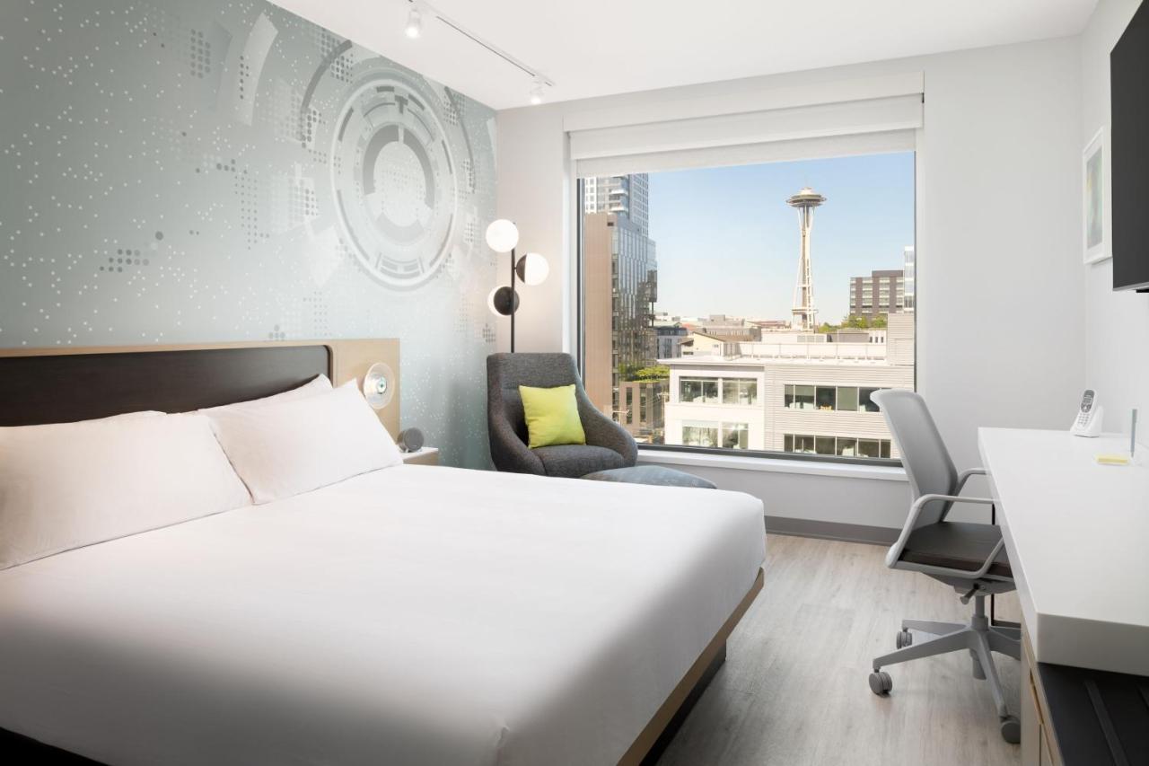 Zimmer mit 1 Kingsize-Bett und Blick auf die Space Needle