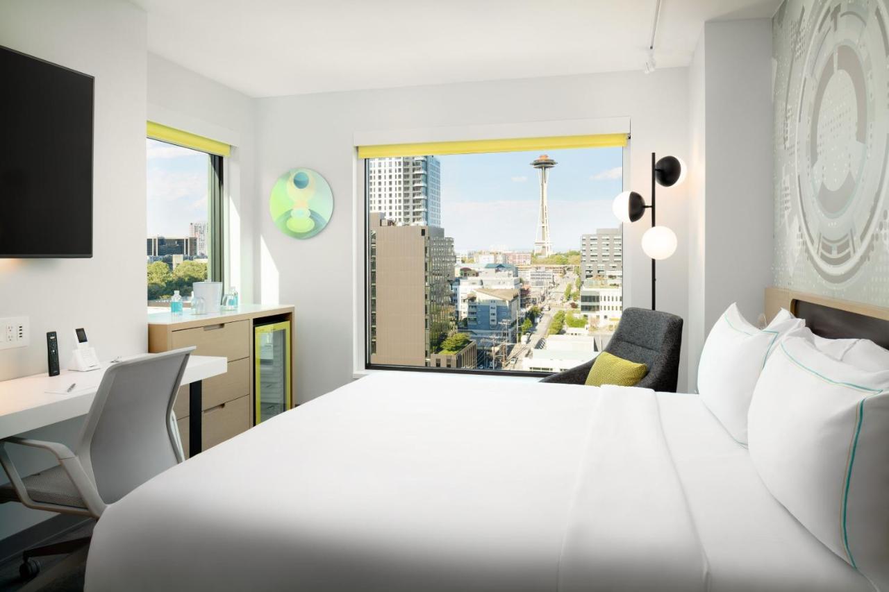 Eckzimmer mit 1 Kingsize-Bett und Blick auf die Space Needle