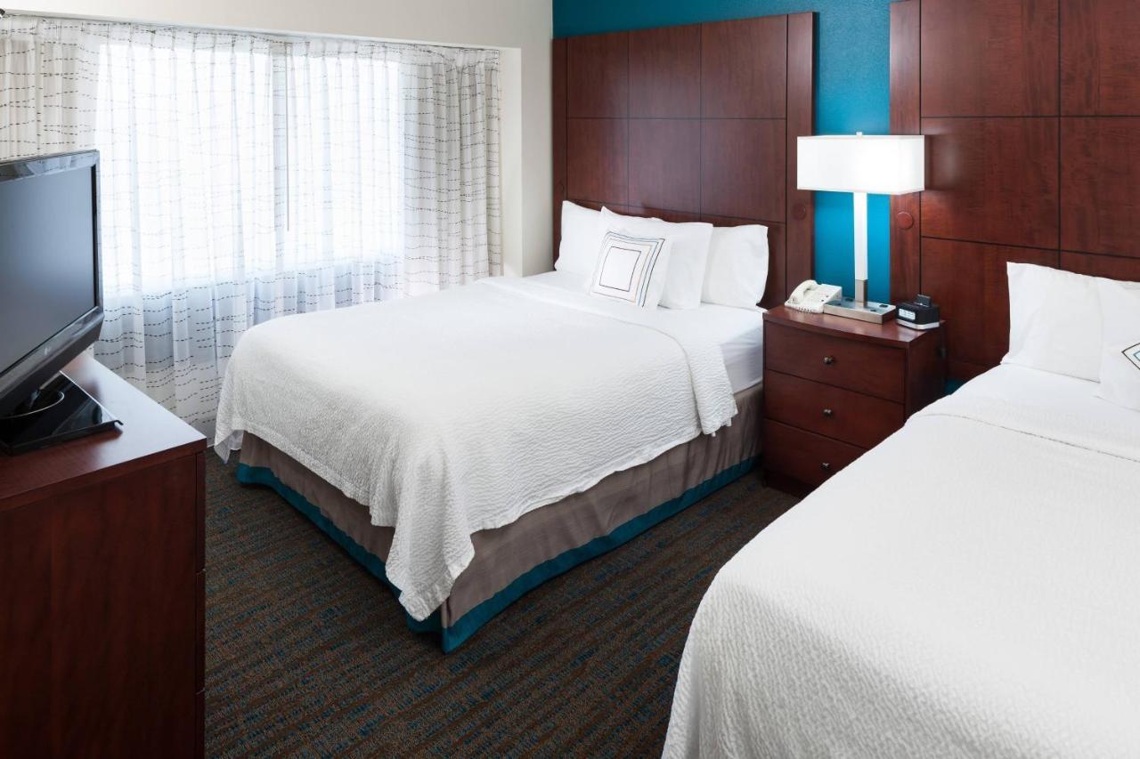 Two-Bedroom Suite Lake View Balcony