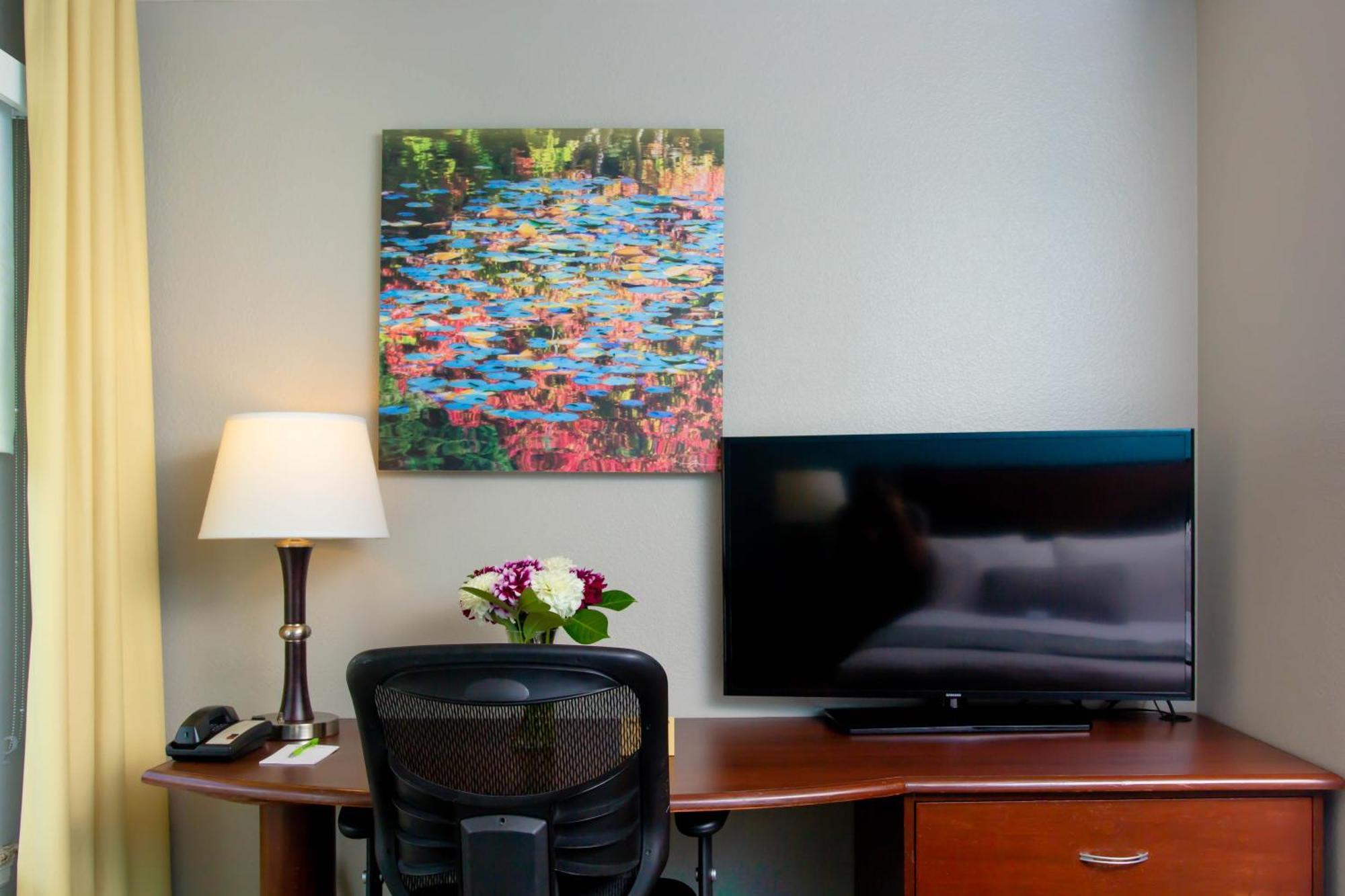 Petite Queen Room
