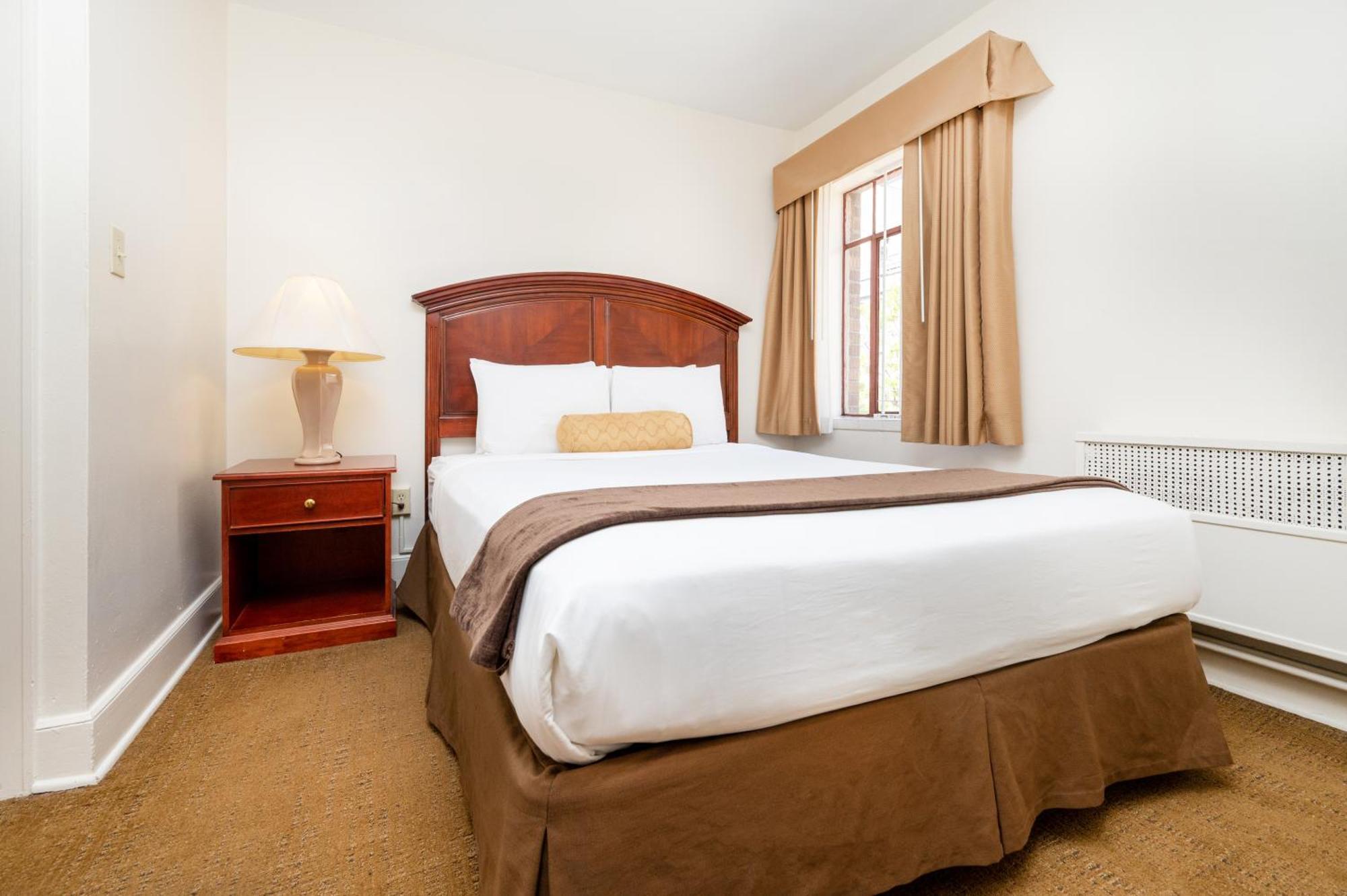 Queen Suite No Air-Conditioning