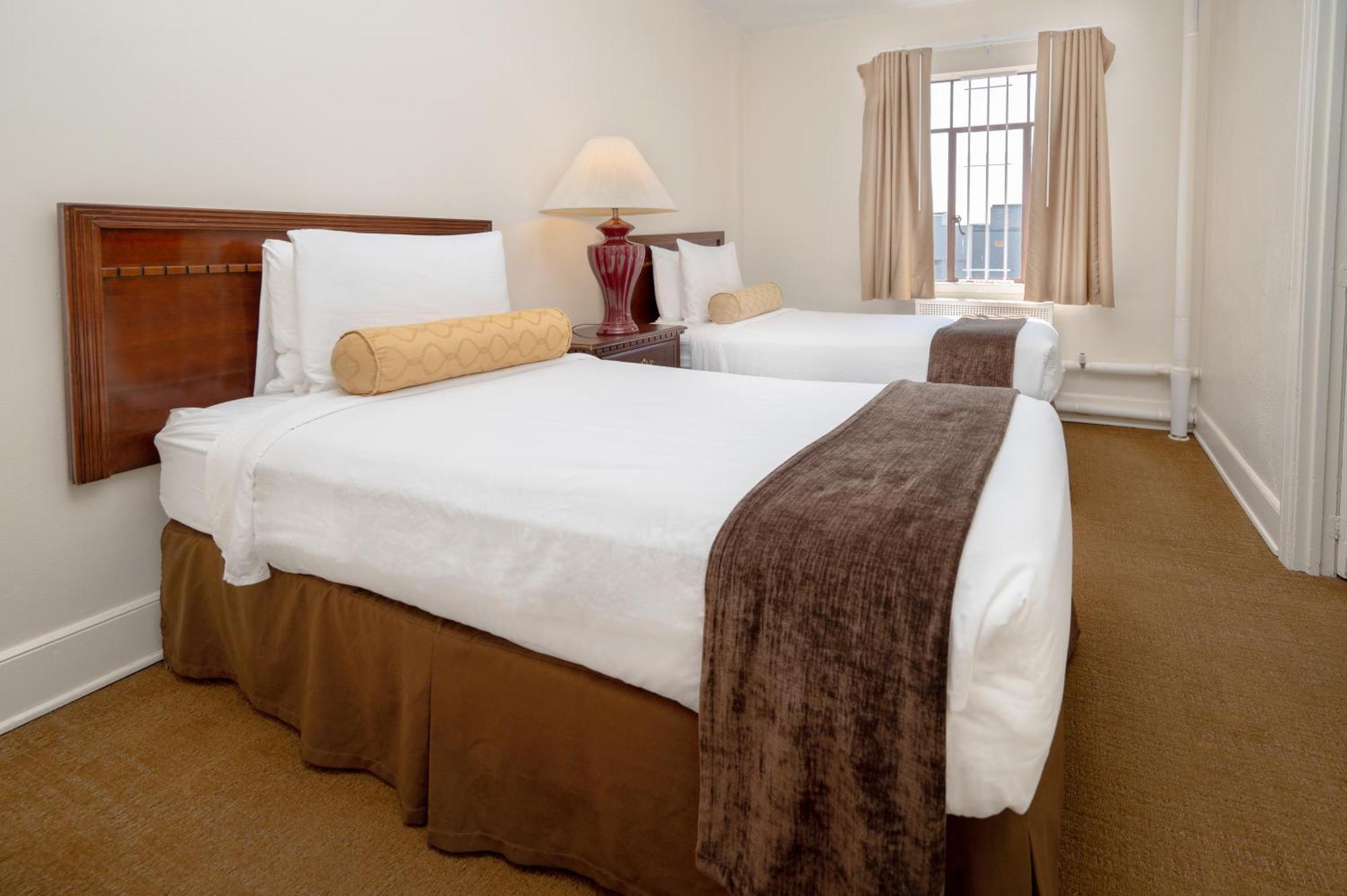 Twin Suite Two Twin Beds No Air-Conditioning