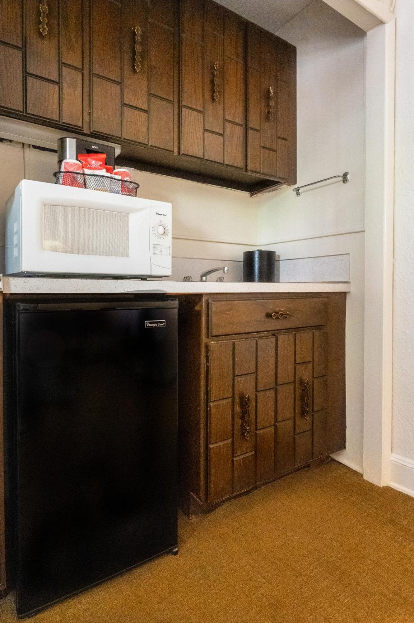 Deluxe Queen Studio No Air-Conditioning