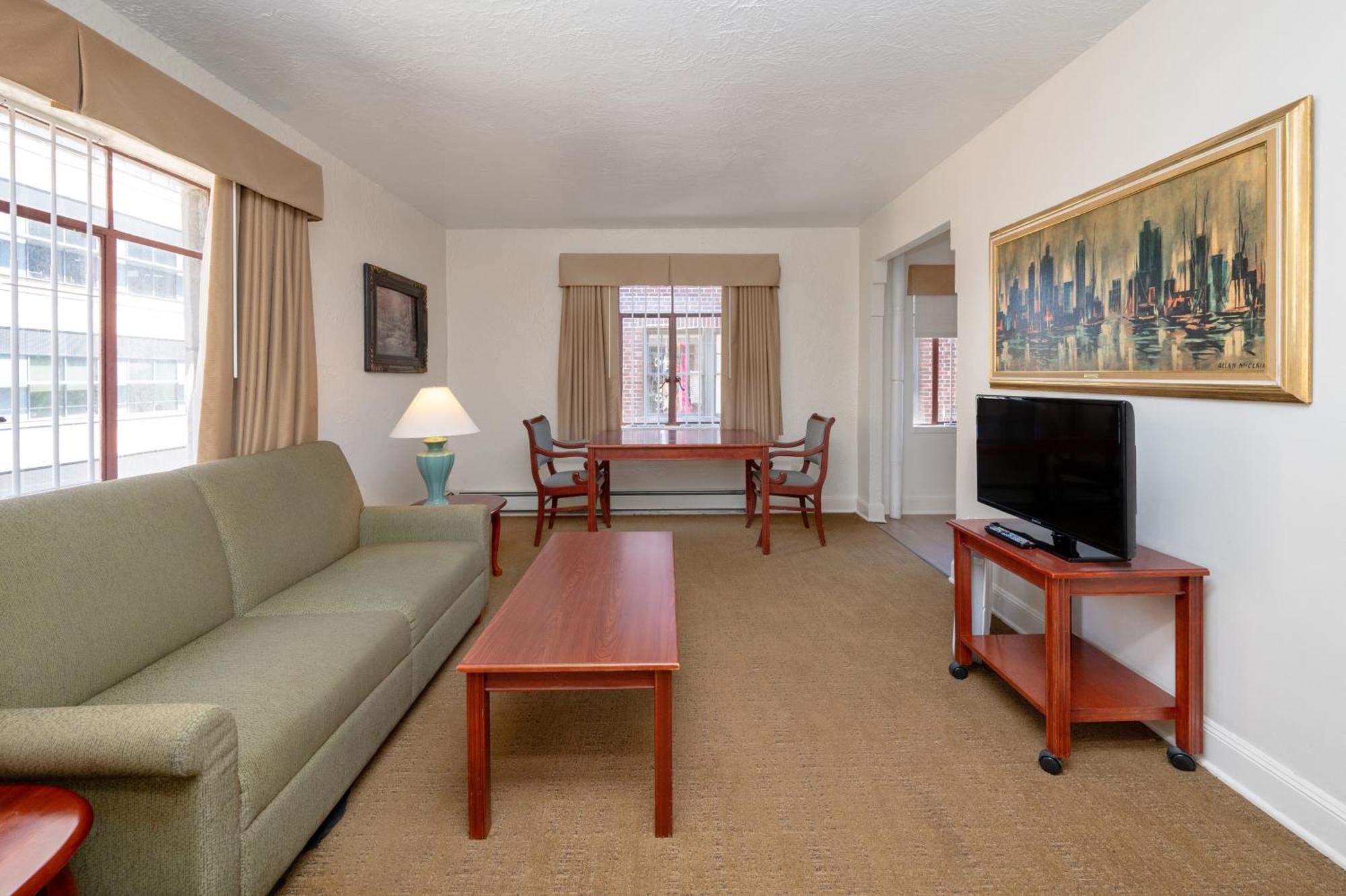 Queen Suite No Air-Conditioning