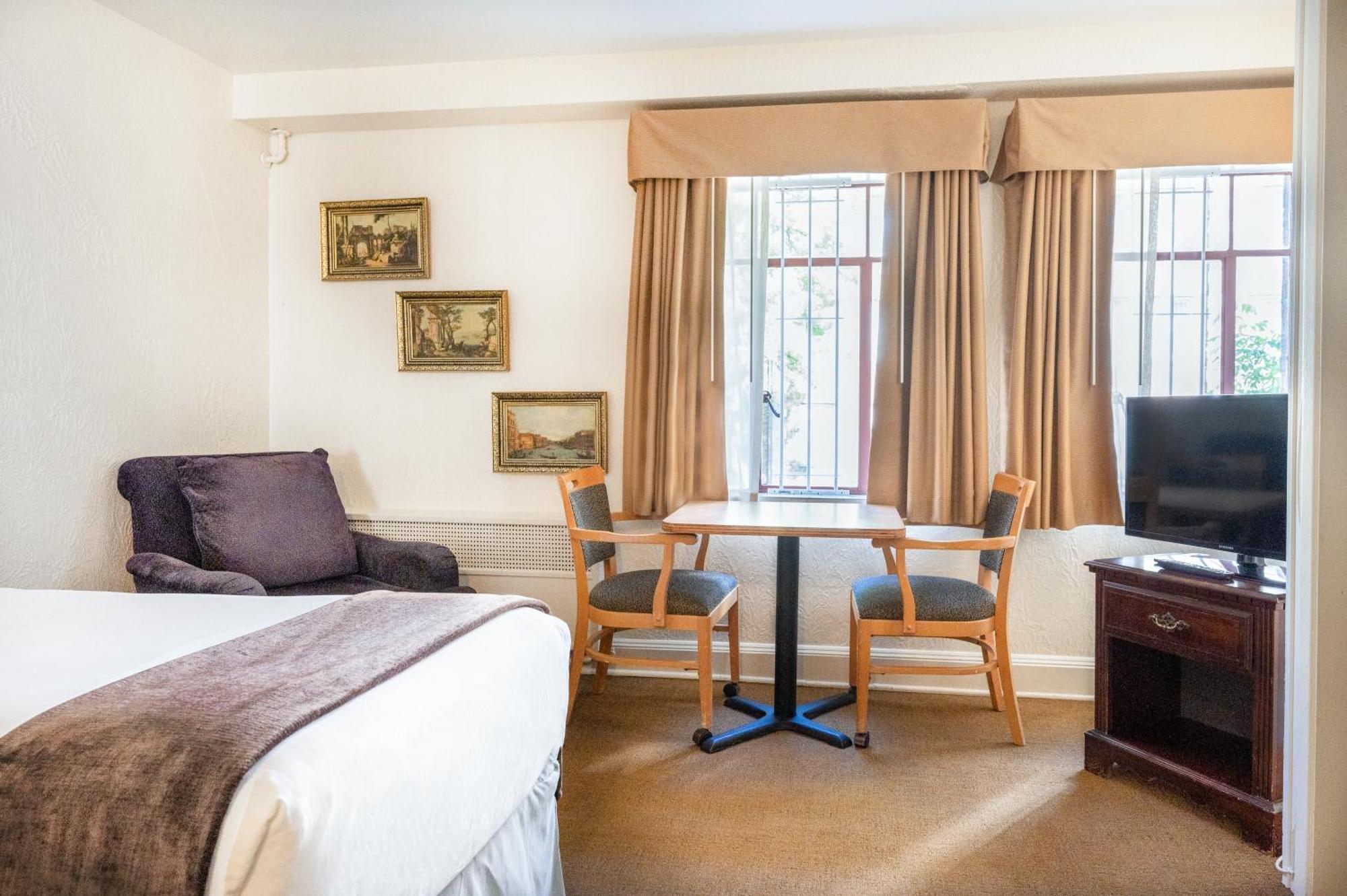 Deluxe Twin Studio Two Twin Beds No Air-Conditioning