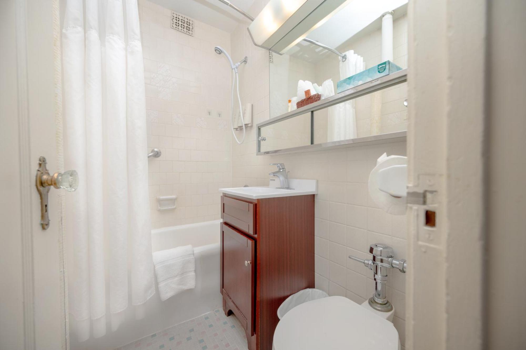 Queen Suite No Air-Conditioning