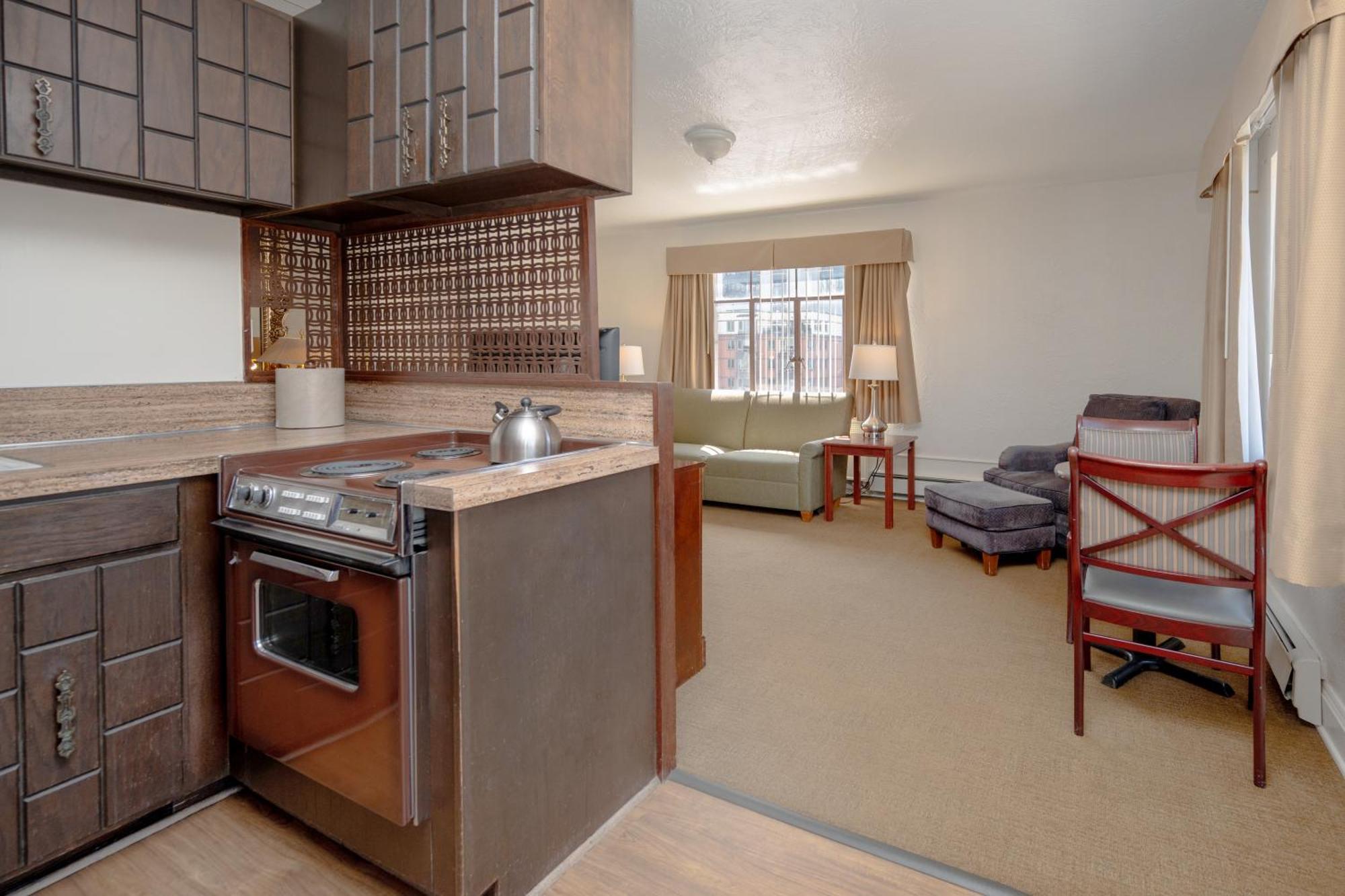 Queen Suite No Air-Conditioning