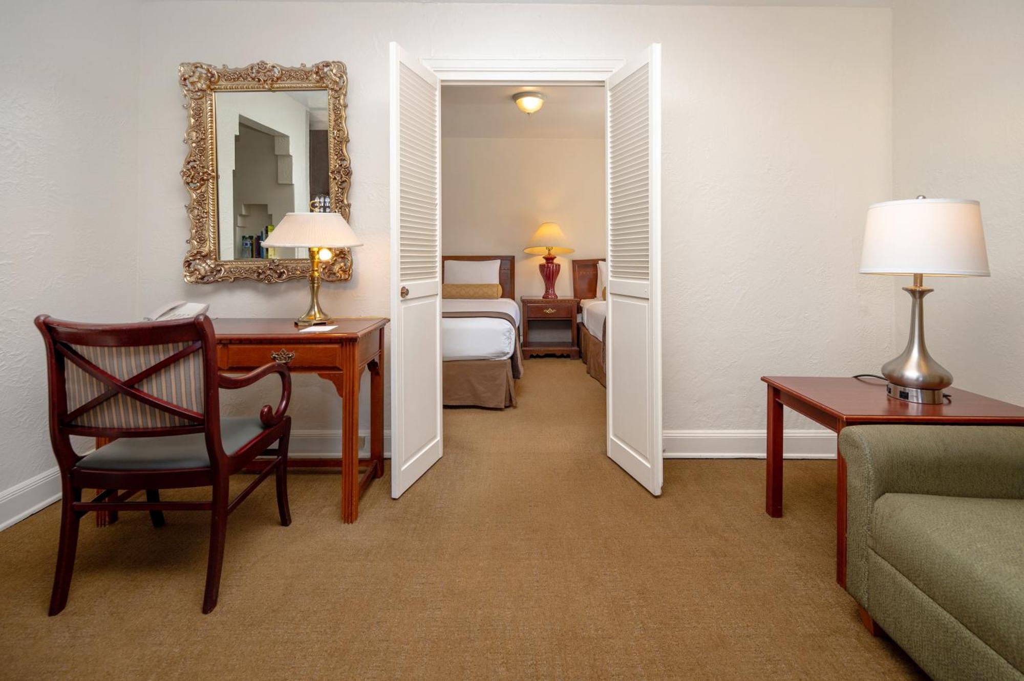 Twin Suite Two Twin Beds No Air-Conditioning