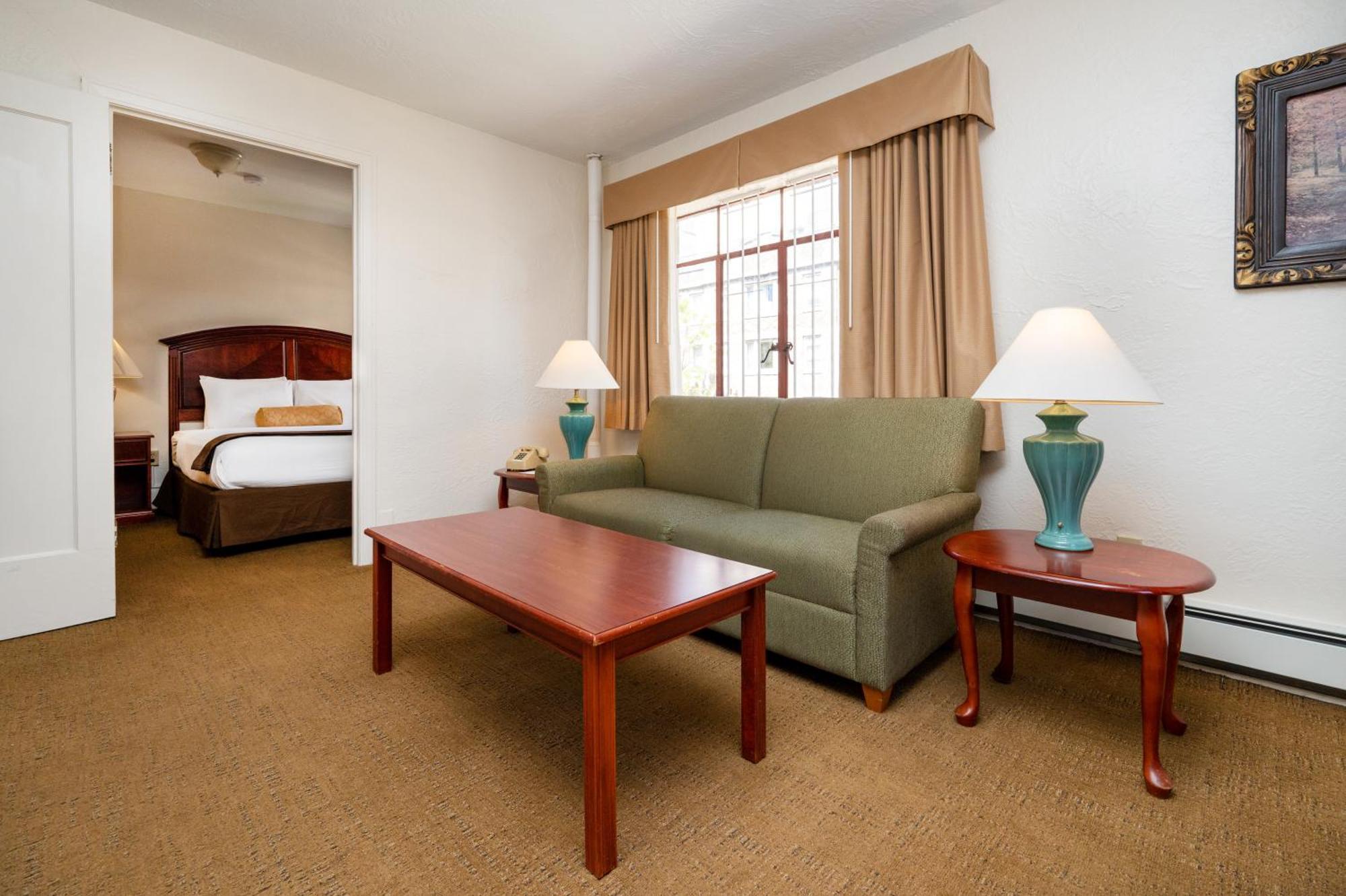 Queen Suite No Air-Conditioning