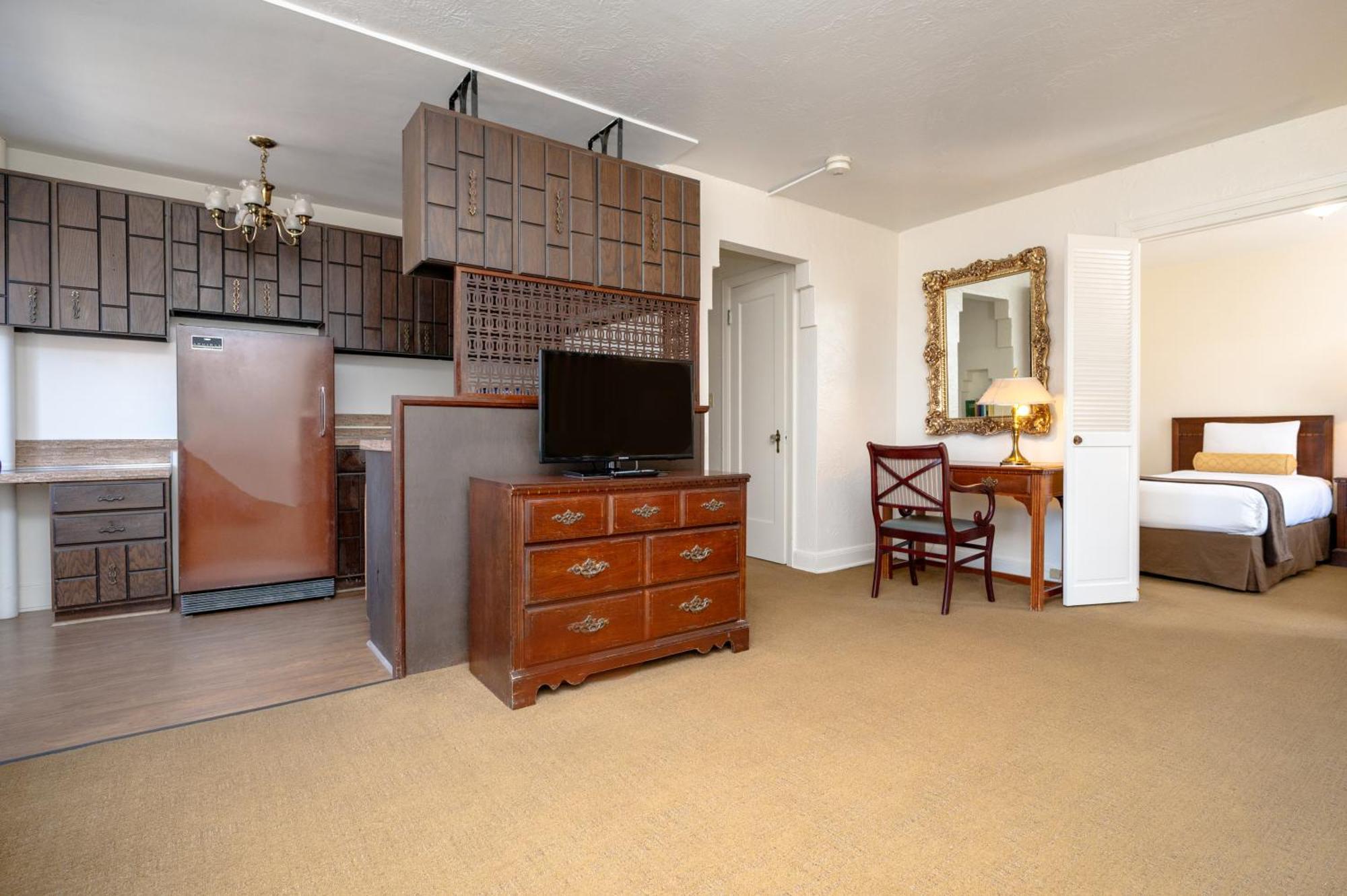 Twin Suite Two Twin Beds No Air-Conditioning