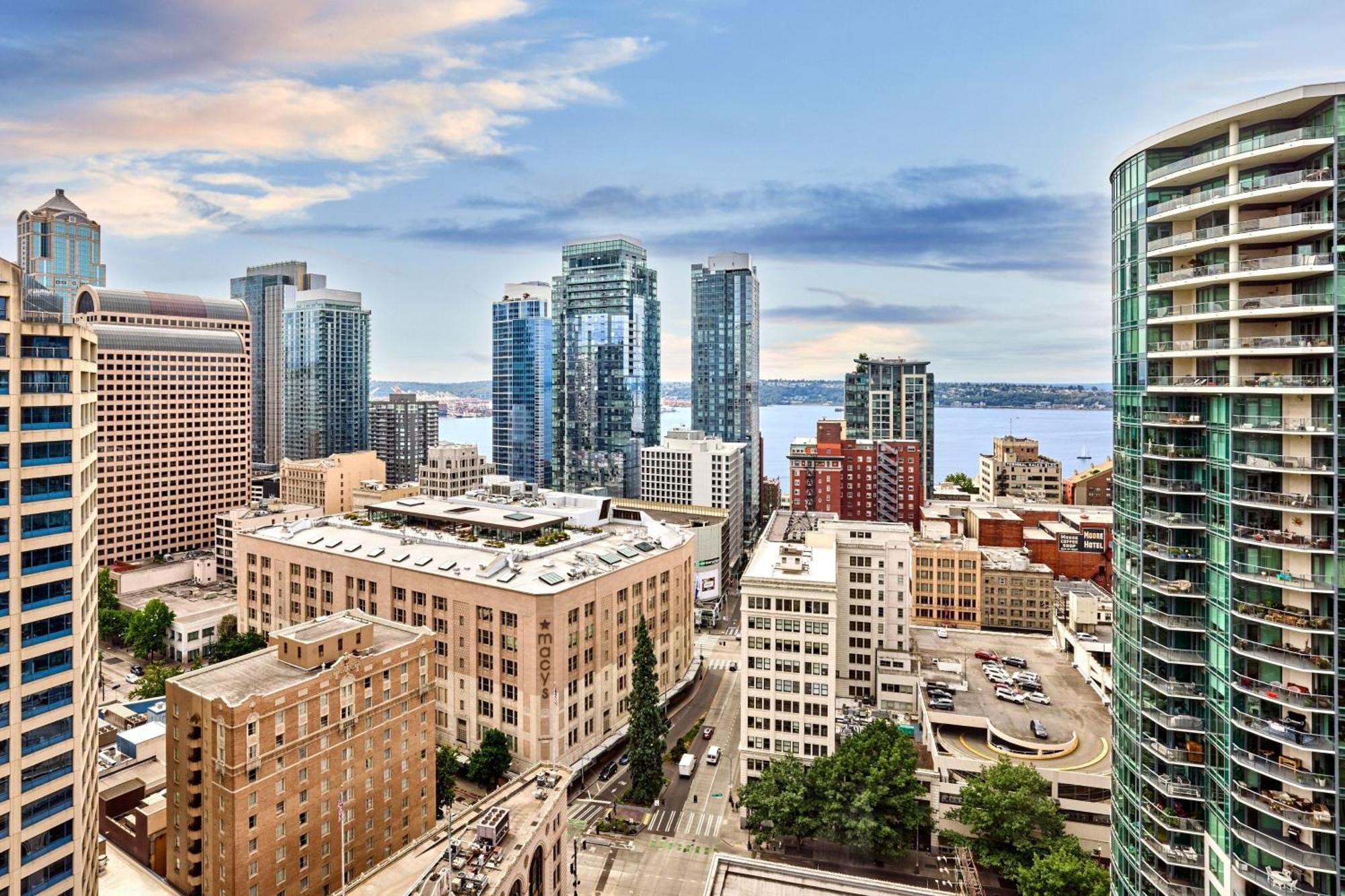 Luxury Suite 1 Bedroom Suite 1 King Water view Top floor