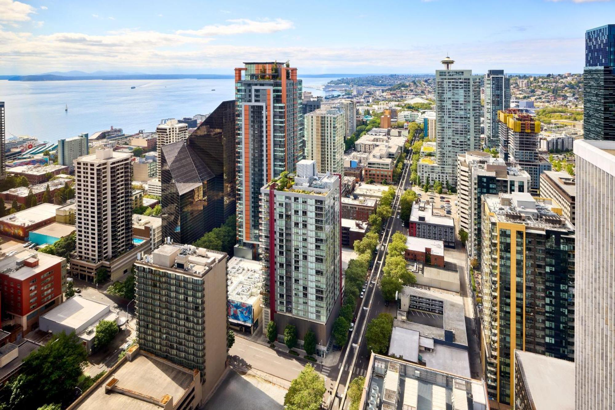 Luxury Suite 1 Bedroom Suite 1 King Water view Top floor
