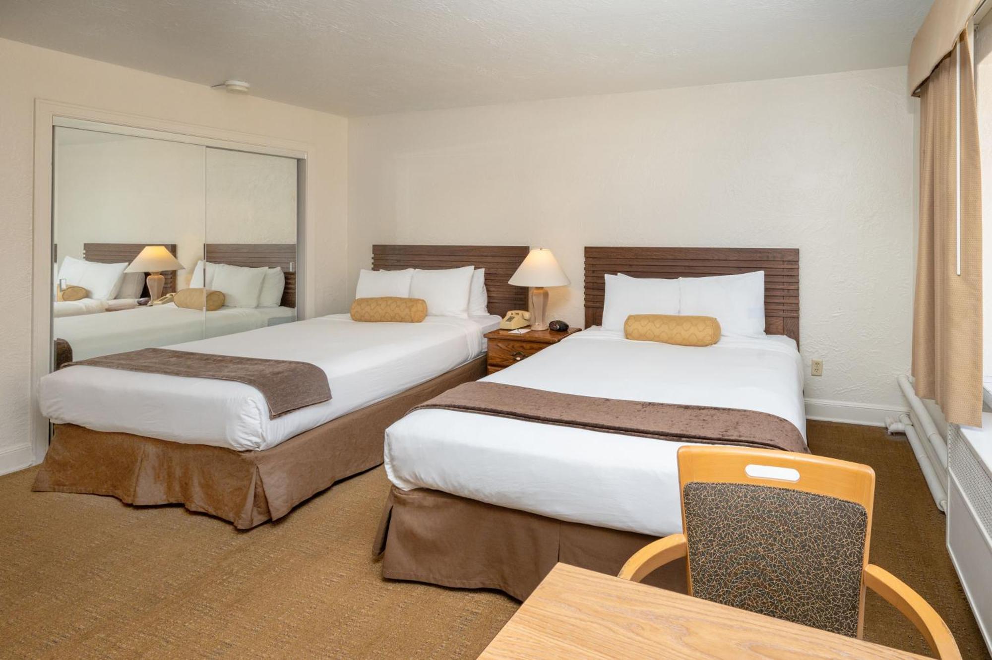 Twin Suite Two Twin Beds No Air-Conditioning