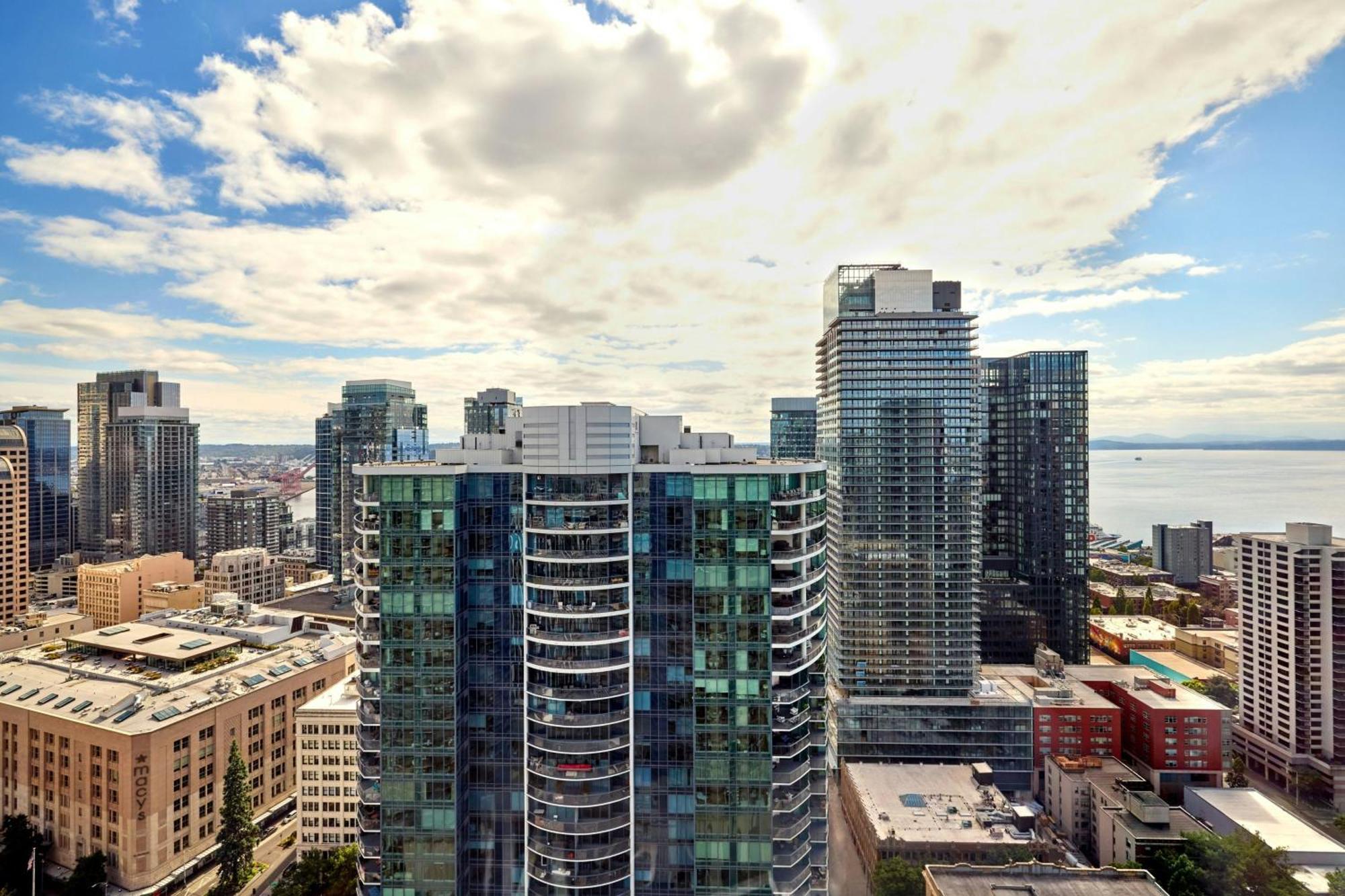 Luxury Suite 1 Bedroom Suite 1 King Water view Top floor