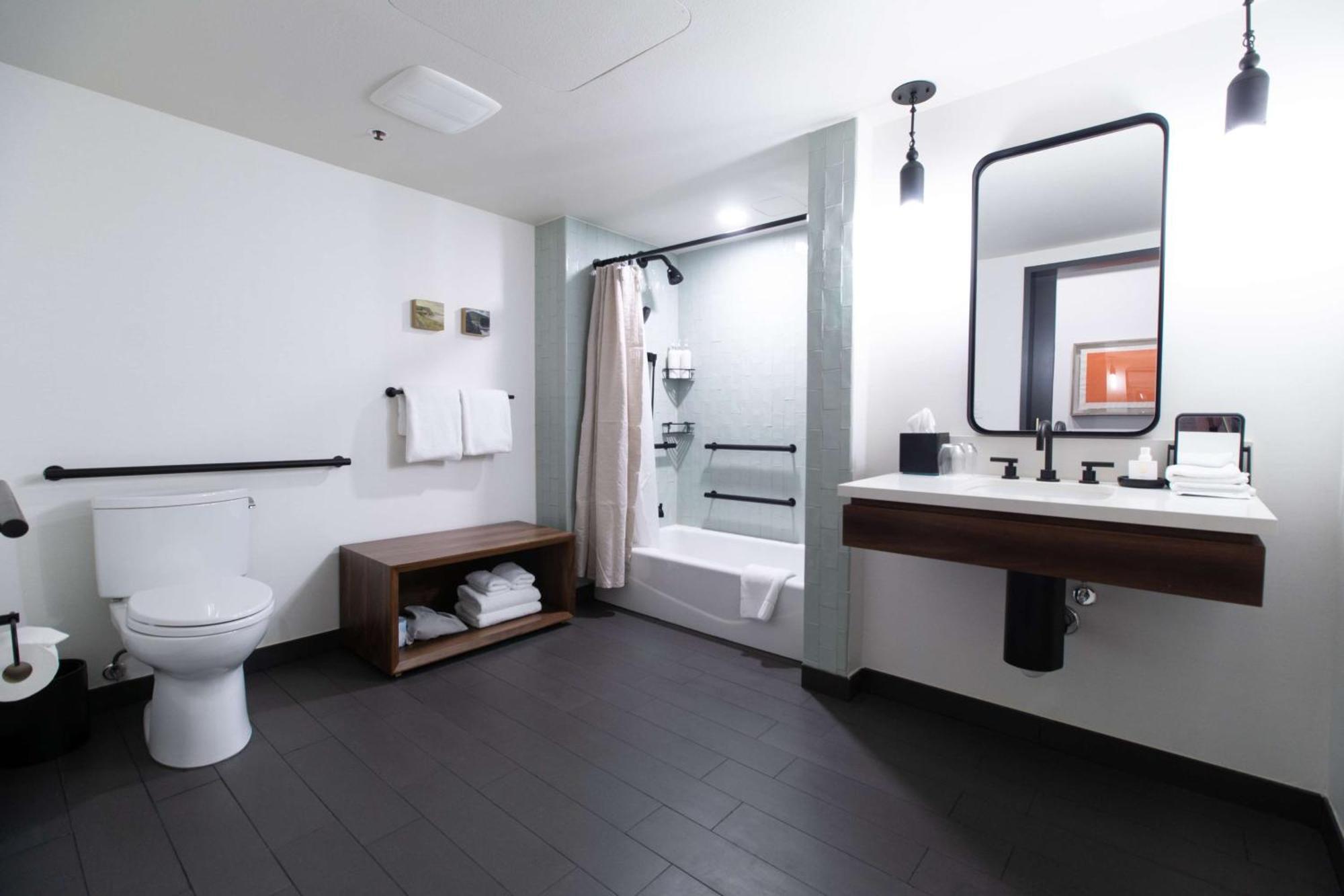 Preferred Queen Room Tub Mobility Accessible