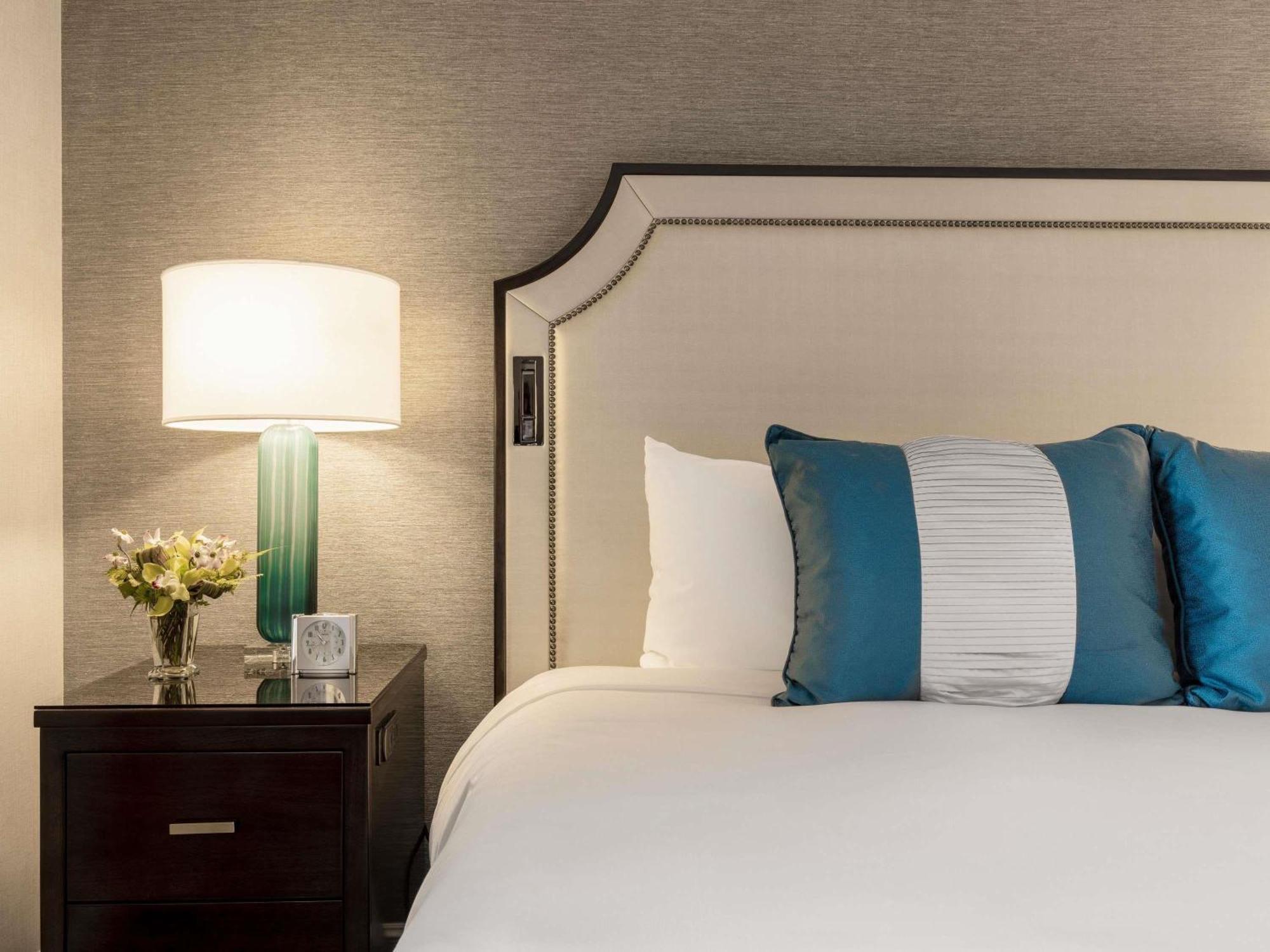 Deluxe Zimmer mit Kingsize-Bett und rollstuhlgerechter Dusche - barrierefrei