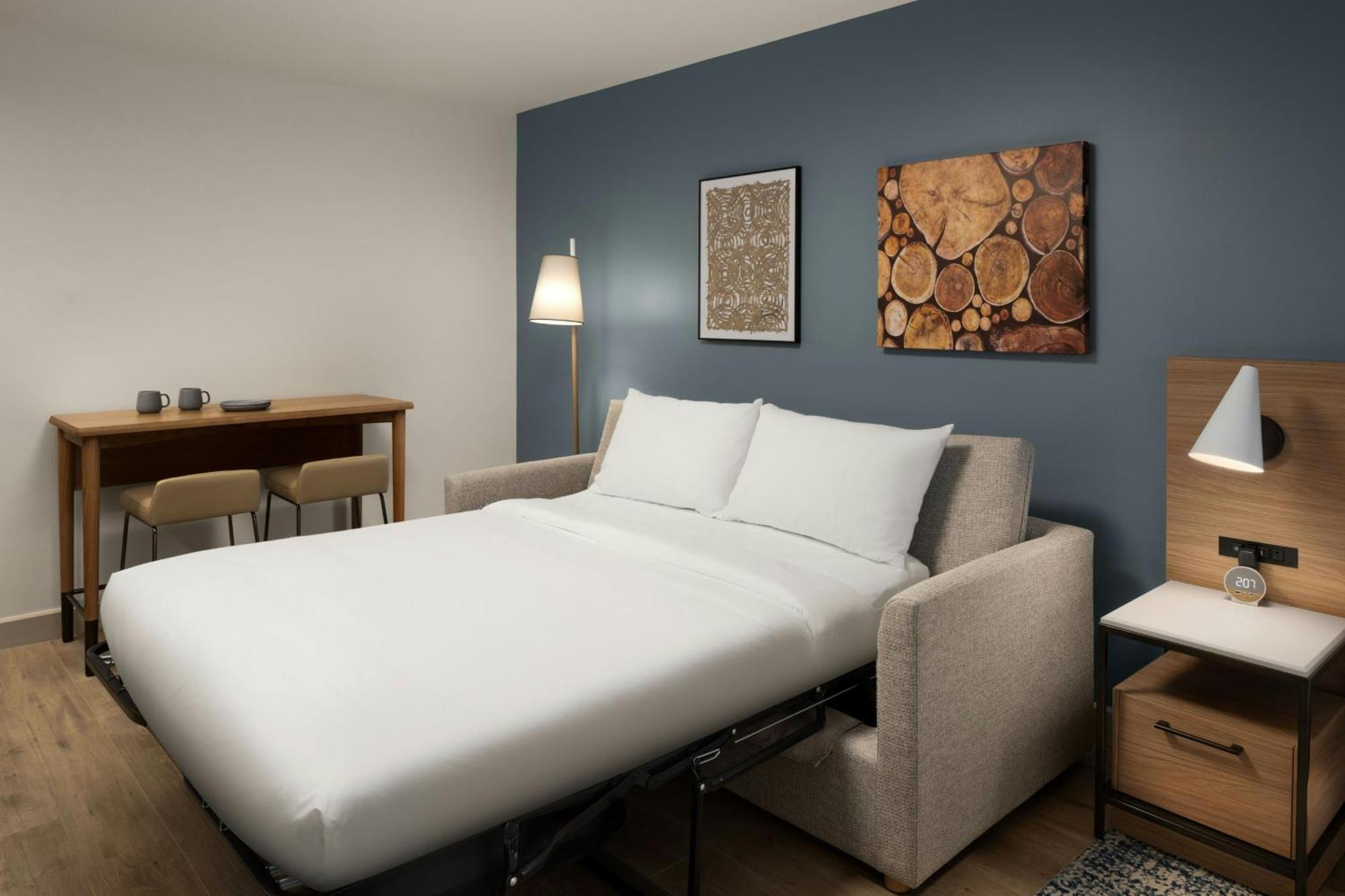 Queen Studio Two Queen Beds Sofa Bed No View