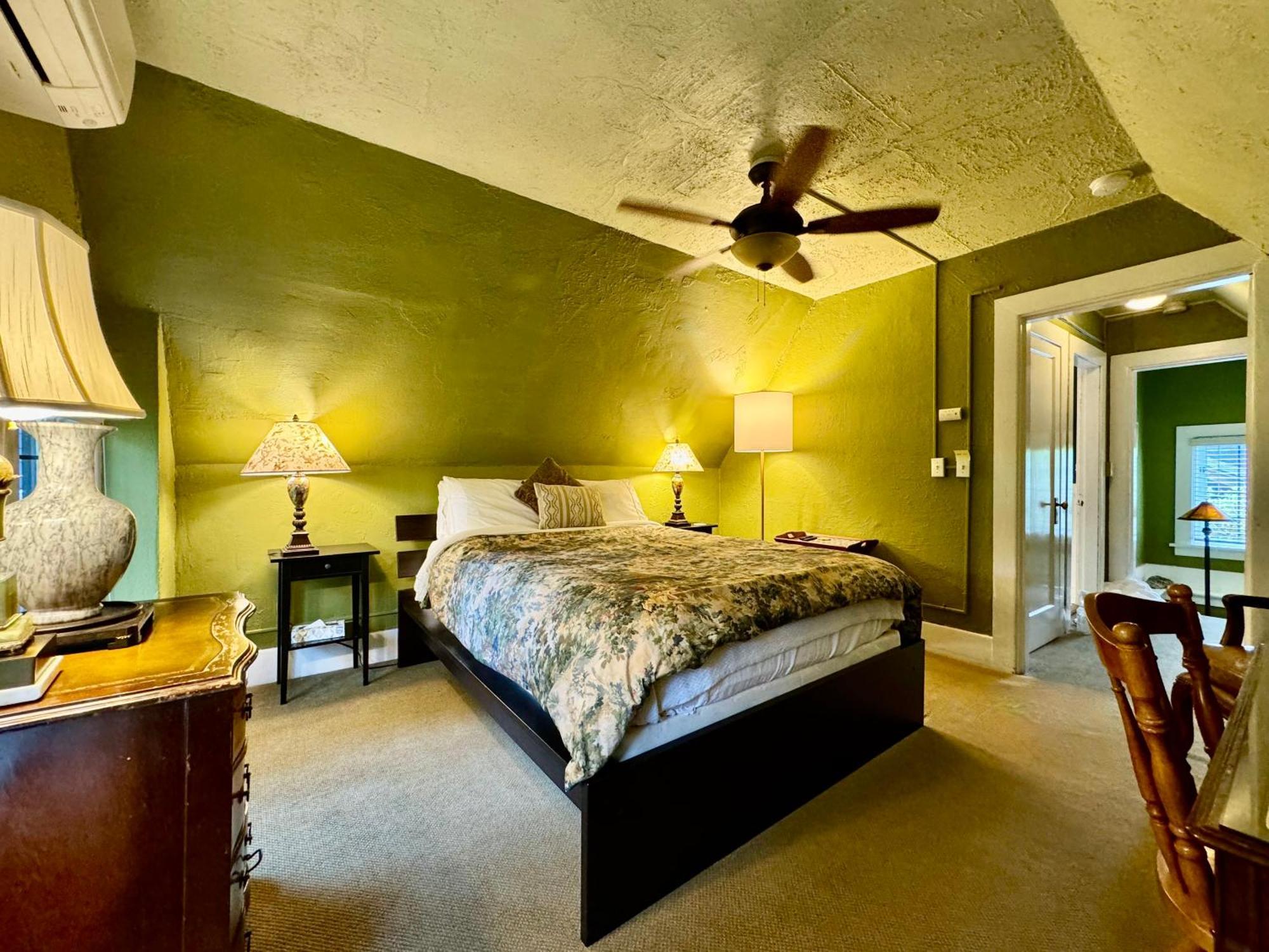 Standard Queen Room