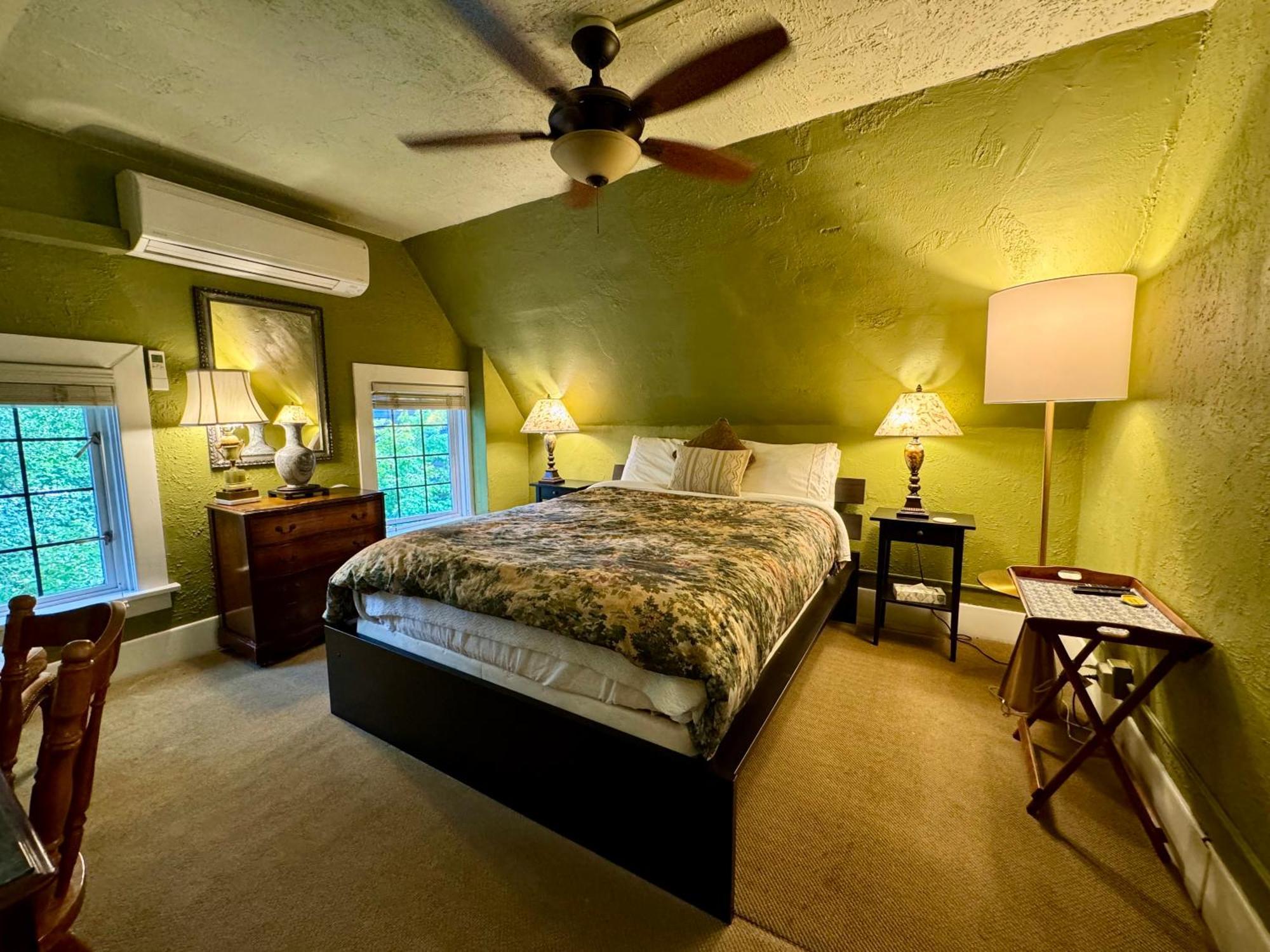 Standard Queen Room