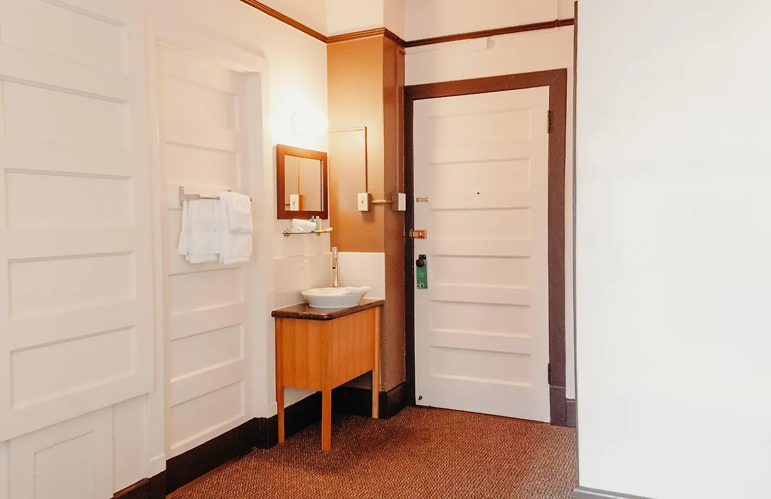Moore Hotel-1